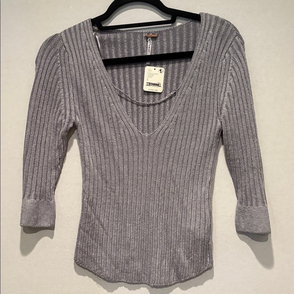 Free People - Ribbed V-neck 3/4 sleeve top. Size Small. Silver. NWT